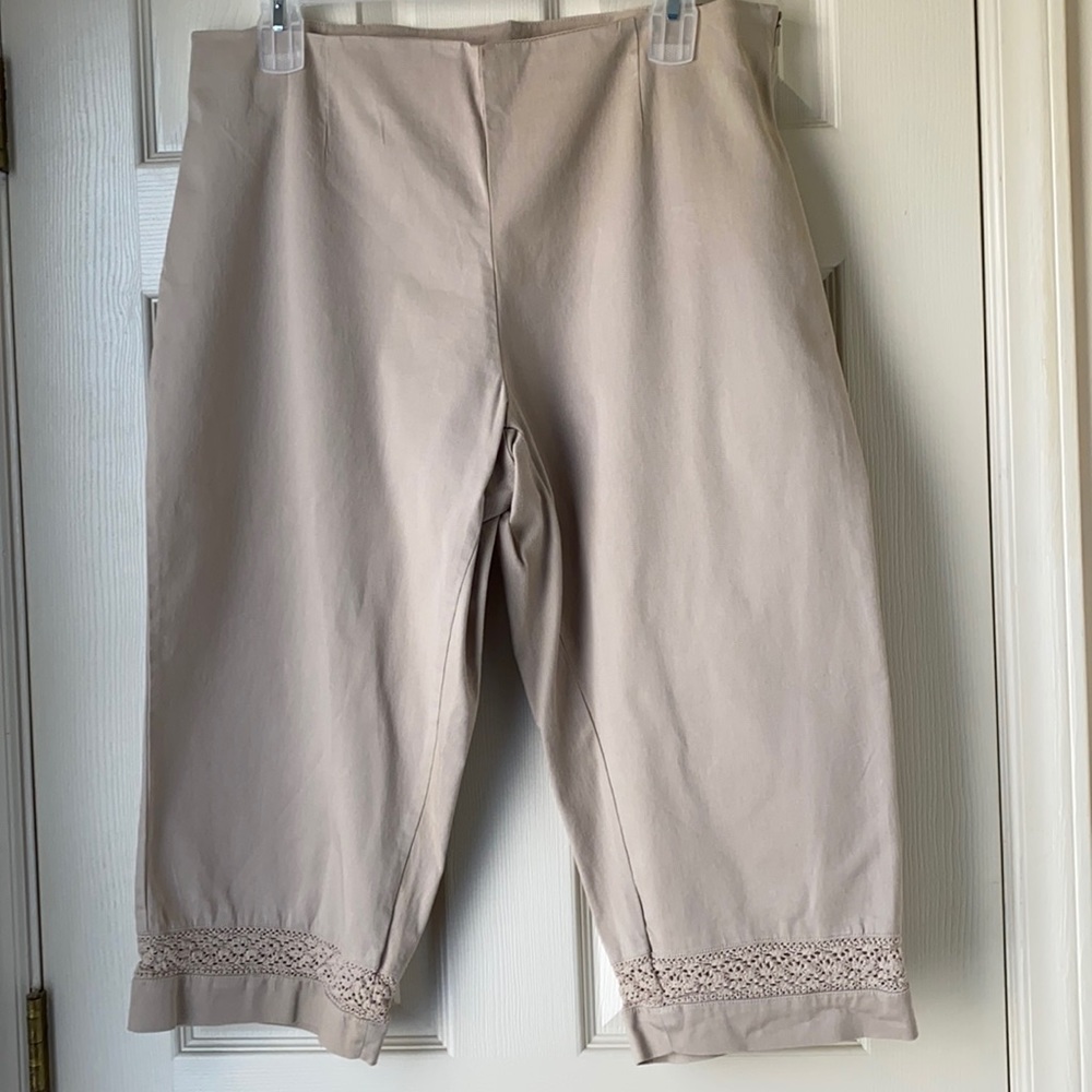 Southern Expressions Tan Side Zipper Capris with Crochet Embellishment o…
